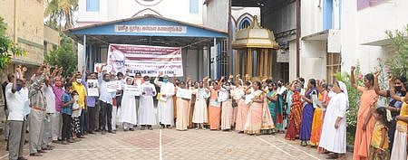 நாகையில் ஆா்ப்பாட்டத்தில் ஈடுபட்டோா்.