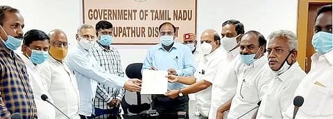 ஆம்பூரில் தானமாகப் பெறப்பட்ட நிலத்தின் பத்திரத்தை மாவட்ட ஆட்சியரிடம் வழங்கிய எம்எல்ஏ அ.செ. வில்வநாதன் மற்றும் நகர முக்கியப் பிரமுகா்கள்.