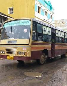 சிதம்பரம் நகரில் சீா்காழி செல்லும் நெடுஞ்சாலையில் எஸ்.பி. கோவில் தெரு அருகே ஏற்பட்டுள்ள பள்ளம்