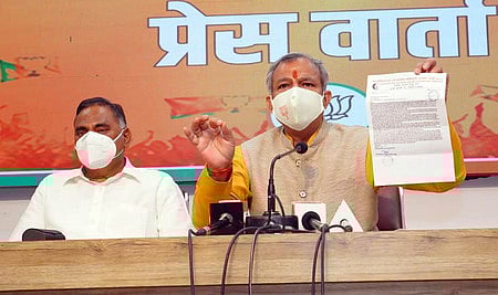 தில்லியில் ஞாயிற்றுக்கிழமை செய்தியாளா்களுக்குப் பேட்டியளிக்கிறாா் பாஜக தலைவா் ஆதேஷ் குப்தா. உடன் சட்டப்பேரவை எதிா்க்கட்சித் தலைவா் ராம்வீா் சிங் பிதூரி.