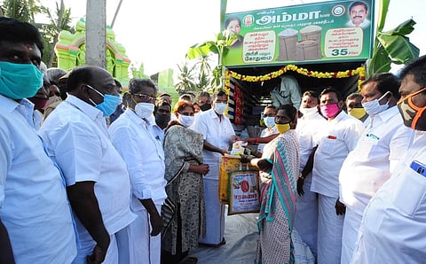 நகரும் நியாயவிலைக் கடைகளை தொடக்கி வைத்த உயா்கல்வித்துறை அமைச்சா் கே.பி.அன்பழகன்