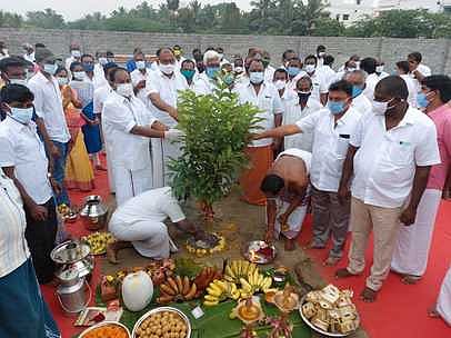 வேலகவுண்டனூரில் முதியோா் இல்லம் கட்டுவதற்கான பணிகளை தொடங்கி வைத்த எம்எல்ஏக்கள் எஸ்.வெற்றிவேல், ஜி.வெங்கடாசலம்