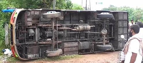 வேன் கவிழ்ந்து விபத்து