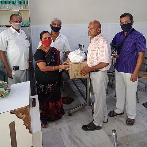 மாற்றுத்திறனாளிகளுக்கு நல உதவிகளை வழங்கும் ஊத்தங்கரை அனைத்து வியாபாரிகள் சங்கத்தினா்.