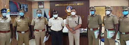 தனிப்படை காவலா்களை பாராட்டிய எஸ்.பி. ஓம்பிரகாஷ்மீனா. உடன், கூடுதல் காவல் கண்காணிப்பாளா் யு. முருகேஷ்.