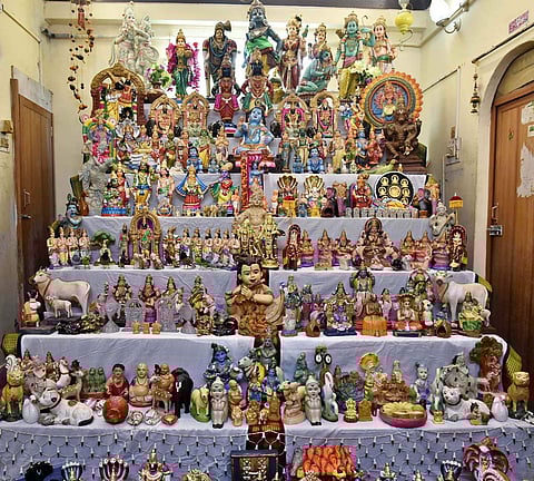 மலை மகள், அலை மகள், கலை மகள் ஒரு ரூபமாக இணைந்து மகிசாசூரனை வதைத்ததை தான் நவராத்திரி விழாவாக கொண்டாடுகின்றோம்.