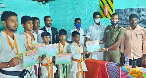 தங்கம் வென்ற மாணவர்களுக்கு ஆரணியில் பாராட்டு விழா