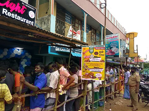 பிரியாணி வாங்க கடை முன்பு நீண்ட வரிசையில் காத்திருந்த பொதுமக்கள்.