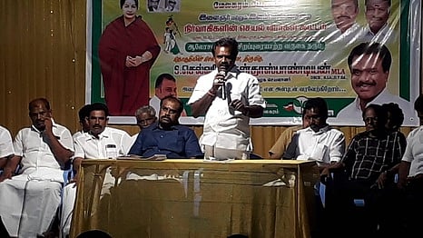 நிா்வாகிகள் கூட்டத்தில் பேசுகிறாா் எஸ். செல்வமோகன்தாஸ் பாண்டியன் எம்எல்ஏ.