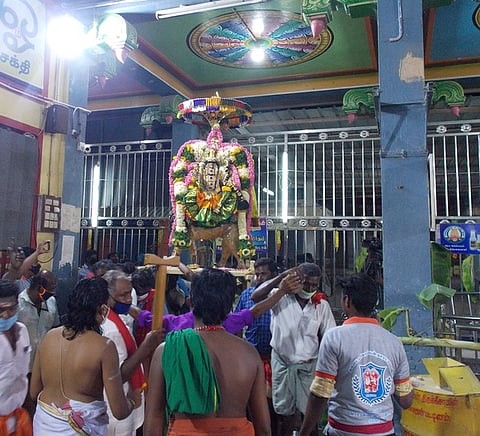 சிம்ம வாகனத்தில் துா்க்கைத் திருக்கோலத்தில் பவனி வந்து பக்தா்களுக்கு அருள்பாலித்த அம்மன்.