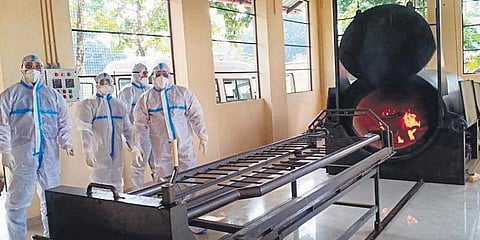 மடியும் மனிதம்: கரோனா நோயாளிகளின் உடல்களை வாங்க குடும்பத்தினர் மறுப்பு