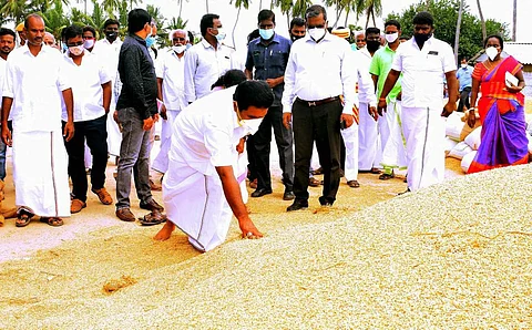 மேலநெம்மேலியில் அரசு நேரடி நெல் கொள்முதல் நிலையத்தில் விவசாயிகளிடமிருந்து கொள்முதல் செய்யப்பட்ட நெல்லை ஆய்வு செய்கிறார் தமிழக உணவுத்துறை அமைச்சர் ஆர். காமராஜ் .