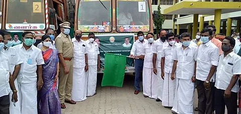 இயற்கை சீற்றத்தால் பாதிக்கப்பட்ட தெலங்கானா மாநிலத்திற்கு ஈரோடு மாவட்டத்தில் இருந்து 6 லாரிகளில் ஒரு லட்சம் போர்வைகள் அனுப்பும் பணியை அமைச்சர் செங்கோட்டையன் கொடியசைத்து துவக்கி வைத்தார். 