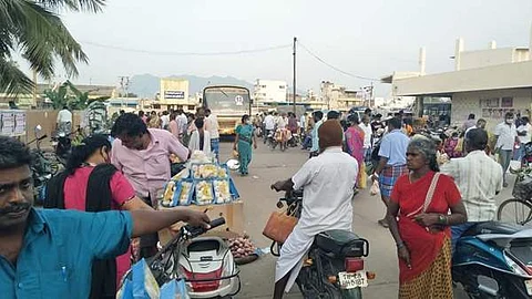 ராசிபுரம் உழவர் சந்தையில் திரண்ட மக்கள்