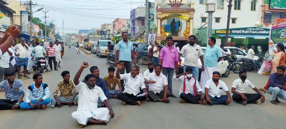 செம்பனாா்கோவிலில் சாலை மறியலில் ஈடுபட்ட விடுதலைச் சிறுத்தைகள் கட்சியினா்.