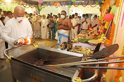 அன்னதானக் கூடத்தில் நடத்தப்பட்ட ஆயுத பூஜையில் பங்கேற்றவா்கள்.