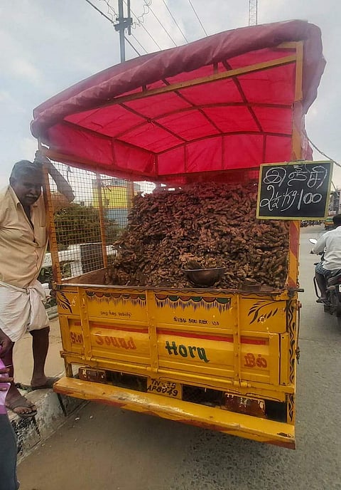 திருவண்ணாமலையிலிருந்து கொண்டு வந்து தம்மம்பட்டியில் விற்கப்படும் இஞ்சி