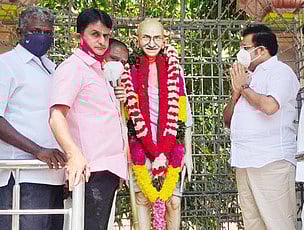 குடியாத்தம்  நெல்லூா்பேட்டையில்  காந்தி சிலைக்கு  மாலை  அணிவித்த  வேலூா்  மக்களவை  உறுப்பினா்  டி.எம். கதிா்ஆனந்த்.