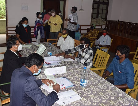 கோவை மாவட்ட நீதிமன்ற வளாகத்தில் நீதிபதிகள் முன்னிலையில் சனிக்கிழமை நடைபெற்ற மக்கள் நீதிமன்றத்தில் பங்கேற்றோா்.