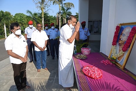 மகாத்மா காந்தி பிறந்தநாளையொட்டி அவருடைய உருவப் படத்திற்கு மாலை அணிவித்து மரியாதை செலுத்திய பெரியாா் பல்கலை. துணைவேந்தா் பொ.குழந்தைவேல்