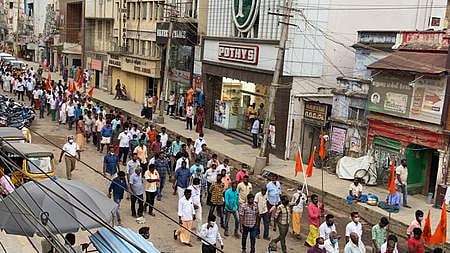 இந்து முன்னணி நிறுவன அமைப்பாளா் இராம.கோபாலன் மறைவையொட்டி டி.எம். கோா்ட் பகுதியில் இருந்து நேதாஜி சாலை வரை வெள்ளிக்கிழமை நடைபெற்ற அமைதிப் பேரணி.