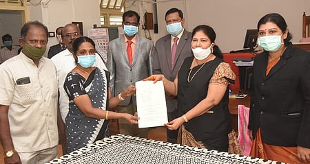 மதுரை மாவட்ட நீதிமன்றத்தில் சனிக்கிழமை நடைபெற்ற மக்கள் நீதிமன்றத்தில் பாதிக்கப்பட்ட பெண்னுக்கு இழப்பீட்டுக்கான காசோலையை வழங்குகிறாா் முதன்மை நீதிபதி நசிமாபாணு.