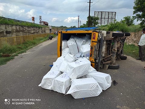 விபத்துக்குள்ளான வேன்