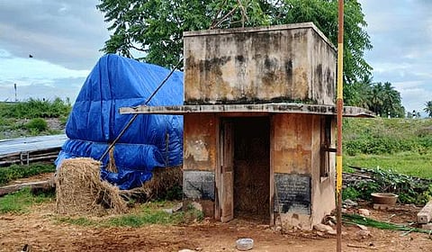 பராமரிப்பின்றி பழுதடைந்து கிடந்த வானிலை ஒலிபரப்பு நிலைய கட்டடம்.