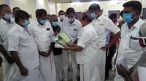 சுற்றுச்சூழல் துறை  அமைச்சா்  கே.சி.கருப்பணனிடம் தோனிமடுவு  திட்டம்  குறித்து  விளக்கும்  விவசாயக்  கூட்டமைப்பினா்.