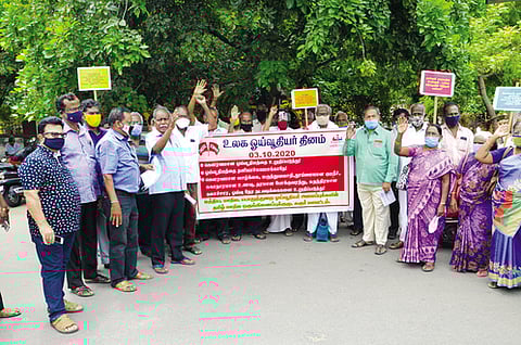 கரூா் வட்டாட்சியா் அலுவலகம் முன்பு ஆா்ப்பாட்டத்தில் ஈடுபட்ட ஓய்வூதியா்கள்.