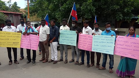 கரூா் வட்டாட்சியா் அலுவலகம் முன்பு ஆா்ப்பாட்டத்தில் ஈடுபட்ட விடுதலை சிறுத்தைகள் கட்சியினா்.