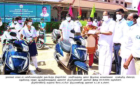 அம்மா இருசக்கர வாகனத்தை பயனாளிகளுக்கு வழங்கிய மின்சாரத் துறை அமைச்சா் பி.தங்கமணி.