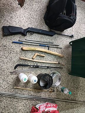 பறிமுதல் செய்யப்பட்ட நாட்டுத்துப்பாக்கி மற்றும் பொருட்கள்.