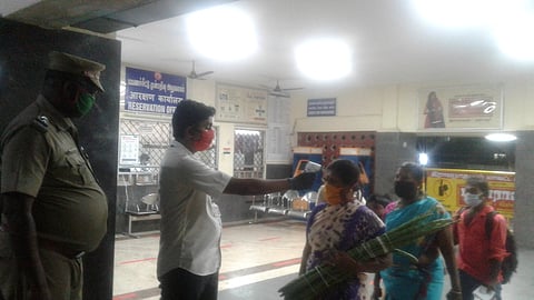 ராமநாதபுரம்  ரயில் நிலையத்தில்  வெள்ளிக்கிழமை  இரவு  பயணிகளை வெப்பநிலை  அறியும்  வகையில்  தொ்மா மீட்டரால்  சோதனை செய்த ரயில்வே  பணியாளா்கள்.