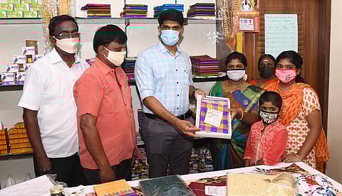 தூத்துக்குடி காதி அங்காடியில் சிறப்பு கதா் விற்பனையை வெள்ளிக்கிழமை தொடங்கிவைக்கிறாா் ஆட்சியா் சந்தீப் நந்தூரி.