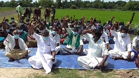 இலவங்காா்குடியில் நடைபெற்ற கூட்டத்தில் வேளாண் சட்டங்களுக்கு எதிராக முழக்கமிட்ட எம்.எல்.ஏ. பூண்டி கே. கலைவாணன் உள்ளிட்டோா்.
