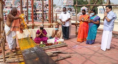 கும்பகோணம் சாரங்கபாணி கோயிலில் புதிய கொடி மரத்துக்கு வெள்ளிக்கிழமை செய்யப்பட்ட சிறப்பு பூஜைகள்.