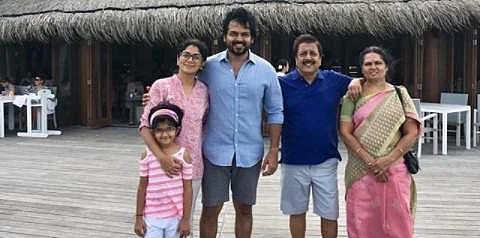 குடும்பத்தினருடன் கார்த்தி