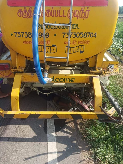 சிறுவனைப் பலிவாங்கிய குடிநீர் வாகனமும்அதனடியில் சைக்கிளுடன் சக்கரத்தில் சிக்கி உயிரிழந்த மாணவனும். 