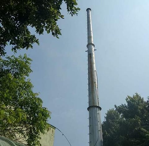 சீர்காழியில் சரிந்த எரிவாயு தகனமேடை புகைபோக்கி: புகையால் சூழும் நாற்றம்