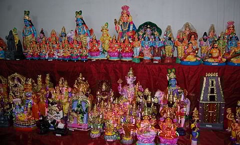 தஞ்சாவூரில் விற்பனைக்காக வைக்கப்பட்டுள்ள கொலு பொம்மைகள்.