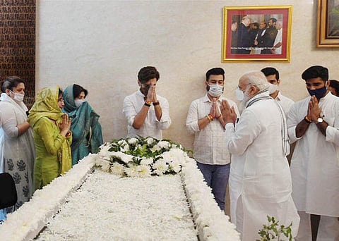 எனது நண்பனை இழந்து நிற்கிறேன். அவரது மறைவு, வாா்த்தைகளில் விவரிக்க முடியாத சோகத்தையும், தேசத்துக்கு ஈடுசெய்ய முடியாத இழப்பையும் கொடுத்துள்ளது - பிரதமா் மோடி.