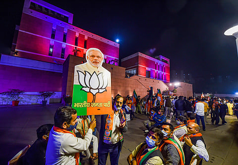 உற்சாகத்தில் பாஜக தொண்டர்கள். இடம்: பாஜக தலைமையக், தில்லி