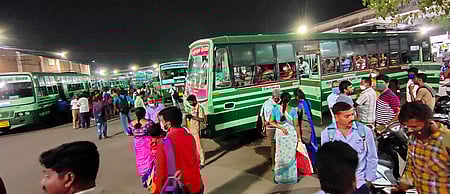 தீபாவளி: அரசுப் பேருந்துகளில் 2.99 லட்சம் போ் சொந்த ஊருக்குப் பயணம்