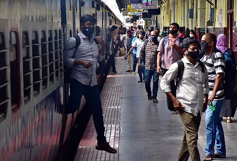 தீபாவளி கொண்டாட்டத்திற்கு முன்னதாக சென்னை, மதுரை, திருச்சி, தஞ்சை ஆகிய இடங்களிலிருந்து கோவை ரயில் நிலையத்திற்கு வந்து இறங்கிய மக்கள் கூட்டம்.