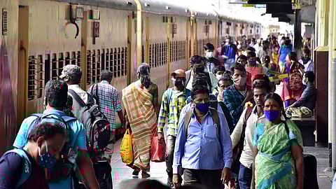 ரயில் பயணச்சீட்டு எடுத்துத் தருவதாக பணம் பறிப்பு: பிகாரைச் சோ்ந்த இருவா் கைது