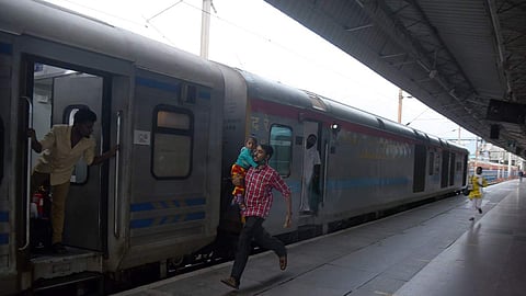 ரயிலை சுத்தமாக பராமரிக்க பயணிகளிடம் கூடுதல் கட்டணம் வசூலிப்பா? - மத்திய அரசு மறுப்பு