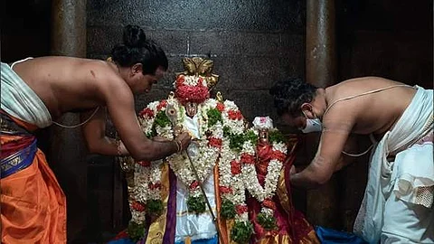 திருப்பரங்குன்றத்தில் கந்தசஷ்டி விழா காப்பு கட்டுதலுடன் தொடங்கியது.