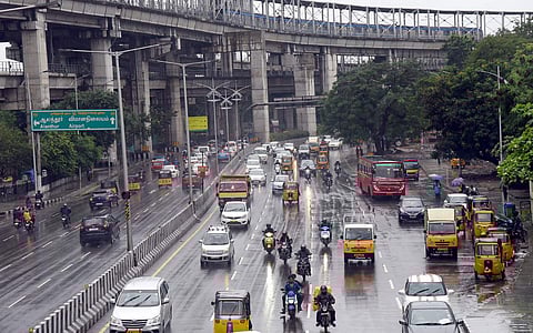 சென்னையில் இடி-மின்னலுடன் நேற்று நள்ளிரவு முதல் மழை நீடித்து வருகிறது.