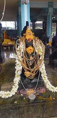 தங்க நகைகளால் அலங்கரிக்கப்பட்ட குரு பகவான்.